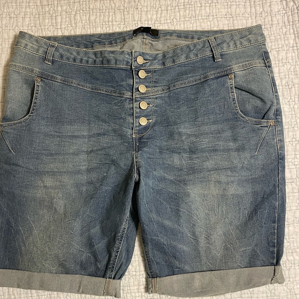 ELLOS 20W Women’s Butten Front Denim Jean Shorts - excellent condition.